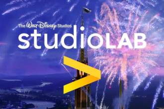 Accenture помогла StudioLAB (подразделение студии Disney) в разработке интерактивных постеров к фильмам. Решение работает на базе облачных сервисов, подключенных к OLED-дисплею.