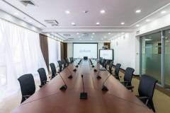 В рамках реализации проекта на базе нового административного офиса АК «Узавтосаноат» в г. Ташкенте был создан аудиовизуальный комплекс, включающий Центр мониторинга, Зал совещаний и две малые переговорные комнаты.