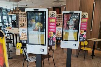 Сеть ресторанов быстрого питания McDonald's заключила партнерское соглашение с китайским производителем сенсорных терминалов Telpo на поставку специализированных 27-дюймовых киосков самообслуживания Telpo K20.