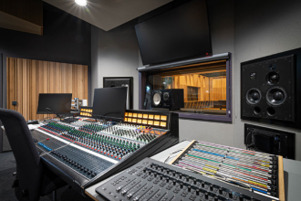 Управление крупнейшей сетью аудиовизуального оборудования во всех концертных залах, студиях звукового дизайна, студиях звукозаписи для фильмов и в кинотеатре осуществляется с помощью Dante Domain Manager.