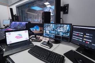 Hi-Tech Media рассказывает, как оборудование Lumens помогло расширить популярность современных радиостанций, обеспечив им возможность организации профессиональных стримов из студий.