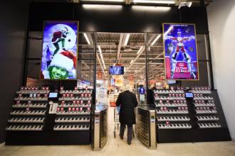 Ведущий супермаркет Швеции Maxi ICA устанавливает новый стандарт покупательского опыта, благодаря гигантскому светодиодному дисплею Philips и цифровым вывескам. В рамках модернизации, флагманский магазин Maxi ICA Stormmarknad Universitetet в городе Эребро (Örebro, Швеция) предлагает покупателям захватывающие цифровые впечатления, благодаря 27 совершенно новым дистанционно управляемым цифровым дисплеям и впечатляющей 16-метровой видео-стенны — самой длинной из установленных в Скандинавии.