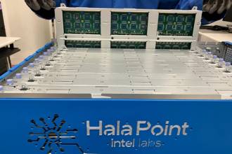 Корпорация Intel объявила о создании крупнейшей в мире нейроморфной системы под кодовым названием Hala Point, которая использует процессор Intel Loihi 2 и предназначена для поддержки исследований в области искусственного интеллекта (ИИ).