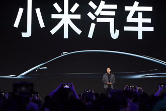 Китайский производитель смартфонов компания Xiaomi в четверг представила свой первый электромобиль, объявив сразу же, что стремится войти в пятерку крупнейших автопроизводителей мира.