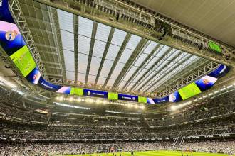 Видео-табло с обзором на 360°, состоящее из 18 дисплеев, подвешенных под крышей стадиона, транслировало победу мадридского «Реала» над «Барселоной» со счетом 3:2.