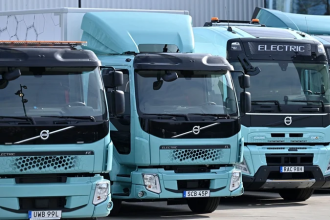 Группа компаний Volvo Group заявила в понедельник, что ее подразделение Volvo Trucks планирует продать 1000 электрических грузовиков швейцарскому поставщику строительных решений Holcim с поставкой в течение следующих семи лет, что является крупнейшим заказом на электрические грузовики Volvo.