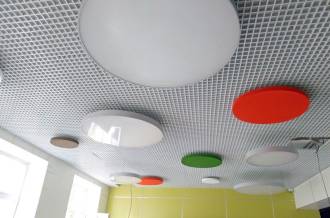 RIWA поставила почти 200 м2 звукопоглощающих панелей ЭхоКор для установки на потолках в разных помещениях московской школы №1363.