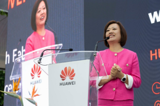 На саммите Huawei Cloud Summit этого года будет продемонстрировано, что Huawei Cloud является предпочтительной инфраструктурой для приложений искусственного интеллекта. Мероприятие на тему «Ускорение аналитики — все в виде служб» привлекло порядка 500 руководителей и экспертов из различных отраслей, таких как услуги связи, финансовые услуги и Интернет. Huawei Cloud представила 10 ориентированных на ИИ инноваций и обширные отраслевые знания моделей Pangu. Целью является создание инфраструктуры с поддержкой ИИ, адаптированной для каждой отрасли с целью более быстрого построения интеллектуальной системы.