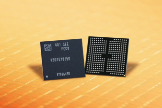 Компания Samsung Electronics, мировой лидер в области передовых технологий памяти, объявила о начале массового производства терабитных (Тбайт) трехуровневых ячеек (TLC) 9 поколения вертикальной NAND (V-NAND), укрепив свое лидерство на рынке флэш-памяти NAND.