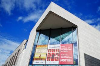 Театральный центр NST City города Саутгемптона (Соединенное Королевство Великобритании) установил большой парк громкоговорителей в трех творческих пространствах здания, позволив расширить культурный диапазон проводимых мероприятий.
