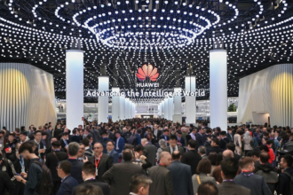 На выставке MWC Barcelona 2024 компания Huawei пригласила ряд глобальных операторов, отраслевых партнеров и лидеров общественного мнения к дискуссии о будущей синергии сетей, облачных решений и интеллектуальных систем у своего стенда «Advance Intelligence». Компания стремится продвигать интеллектуальную цифровую трансформацию во всех отраслях, создавать процветающую отраслевую экосистему, ускорять позитивный бизнес-цикл 5G и готовиться к предстоящей эре 5.5G.