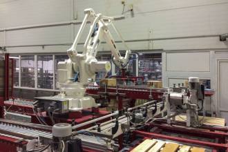 ABB автоматизирует работу завода крупного отечественного производителя молочной продукции в Московской области. Две роботизированные ячейки на базе промышленных роботов ABB IRB 460 выполняют паллетирование на предприятии «МолПродукта».