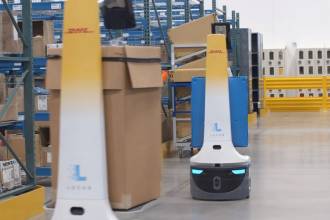 Компания DHL Supply Chain объявила о сотрудничества с фирмой по производству автономных мобильных роботов Locus Robotics и расширении парка роботов на своих площадках до 5000 штук.