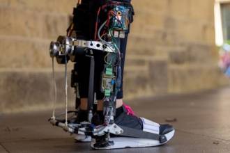 Инженеры из Стэнфордского университета создали роботизированный экзоскелет напоминающий сапог, который может увеличить скорость и уменьшить усилия при ходьбе. Исследование команды было опубликовано в журнале Nature.
