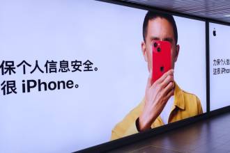 Расширение ограничений на использование iPhone государственными служащими в Пекине вызвало беспокойство у Apple и других технологических компаний США, поскольку инвесторы опасаются финансовых последствий для предприятий, имеющих значительную долю заказов в Китае.