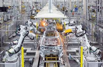 Роботы давно применяются в автомобильной промышленности - это видео сделано на заводе Volvo в г. Гент, Бельгия в 2018 году.