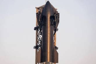 В своем последнем запуске компания Илона Маска SpaceX вернула ускоритель и верхнюю ступень ракеты Starship обратно на Землю в результате контролируемого приводнения в океане.