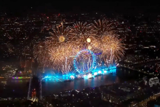 Новогодний фейерверк и шоу дронов дополнило потрясающее световое шоу с мощными Beam-прожекторами Elation в каждой из 32 кабинок колеса обозрения London Eye.