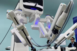 Китайские компании разрабатывают собственных хирургических роботов, пытаясь бросить вызов доминировавшей в последние годы американской системе da Vinci от компании Intuitive Surgical.