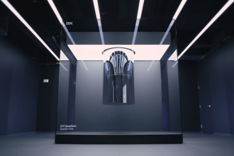 Корпорация International Business Machines совместно с Токийским и Чикагским университетами объявила о новой 10-летней инициативе с бюджетом 100 миллионов долларов по разработке квантово-ориентированного суперкомпьютера на базе 100'000 кубитов.