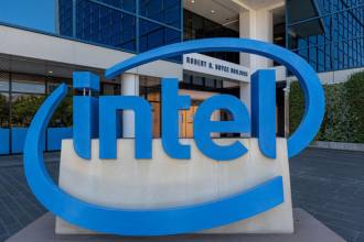 Корпорация Intel объявила о планах выделить с января свое подразделение программируемых микросхем в отдельный бизнес и в дальнейшем будет рассматривать его как отдельную организацию. Компания планирует провести публичное размещение акций бизнеса в течение следующих двух-трех лет.