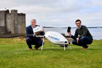 Компания Samsung Electronics объявила о партнерстве с Manna Drone Delivery, в рамках которого пользователи в Ирландии смогут получать мобильные устройства при помощи дронов.