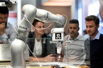 Растущая конкуренция со стороны Китая негативно влияет на перспективы робототехнической промышленности Германии, которая уже борется с падением заказов в условиях слабой внутренней экономики, сообщил агентству Reuters представитель инженерной ассоциации VDMA.