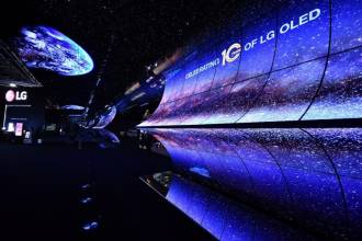 Потрясающая инсталляция, состоящая из 260 гибких 55-дюймовых шасси дисплеев, продемонстрировала непревзойденное качество изображения LG OLED и способность дисплеев принимать уникальные формы.