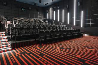 В августе в Москве открылся ультрасовременный кинокомплекс «Синема Стар» в многофункциональном центре Kvartal West на Аминьевском шоссе. Уникальность нового столичного мультиплекса в том, что это первый Dolby Atmos кинотеатр, где также установлен флагманский проектор Christie СP4440-RGB c технологией источника света RealLaserTM.
