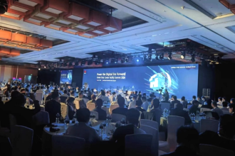 17 мая 2024 года в Сингапуре состоялся Глобальный саммит индустрии центров обработки данных Global Data Center Facility Summit 2024 на тему «Навстречу эпохе цифровых технологий» (Power the Digital Era Forward). Саммит собрал более 600 лидеров индустрии ЦОД, технических экспертов и партнеров по экосистеме, чтобы обсудить новые тенденции и возможности глобальной индустрии ЦОД в эпоху интеллектуальных вычислений. Участники также смогли ознакомиться с комплексными (E2E) решениями для всех сценариев, всех экосистем и всех услуг, поделиться инновационным опытом работы экологически чистых центров обработки данных в Азиатско-Тихоокеанском регионе и в Европе, а также опробовать выставочный электромобиль и проникнуть в суть Outdoor PowerPOD, оснащенного одной системой питания на один контейнер. Полностью погрузившись в мир интеллектуальных вычислений, Huawei всей своей деятельностью стремится приблизить эпоху цифровых технологий.