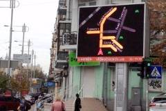 В Москве продолжает внедряться и активно развиваться сервис уличной визуализации информации о дорожных пробках Яндекс.Пробки. Теперь уже 12 больших уличных экранов в реальном времени транслируют для водителей информацию о загруженности дорог.