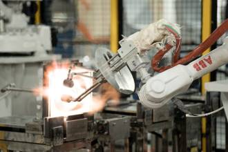 Компания по производству кварцевого стекла America Quartz Technology использовала промышленных роботов ABB для повышения эффективности и производительности своего завода в городе Хюэ, Вьетнам.