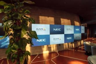 Компания NEC Display Solutions  совместно с компанией AUVIX пригласила ключевых московских партнеров в ресторан «Матрешка» в Сколково, чтобы презентовать им уникальный медиапроект – круговую видеостену из 96 дисплеев NEC.