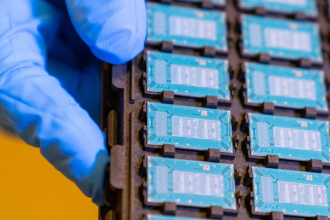 Корпорация Intel объявила о начале массового производства чипов с использованием фотолитографии в глубоком ультрафиолете (Extreme ultraviolet lithography или EUV) — самой передовой на сегодняшний день технологии производства полупроводников.