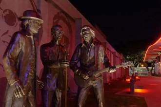 Светодиодная видеостена, установленная вдоль Bee Gees Way - 70-метровой дорожки в Редклиффе (Квинсленд, Австралия), рассказывает о музыкальной карьере группы, которая приобрела международную известность в 1970-х годах.