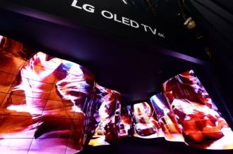 Гибкие коммерческие дисплеи LG Electronics - захватывающая инсталляция на стенде компании.