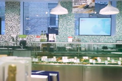 Сеть супермаркетов «Азбука Вкуса» совместно c международной ассоциацией маркетинга в ритейле POPAI и оператор indoor-рекламы Logic Media разместили экраны Digital Signage внутри отделов супермаркетов.