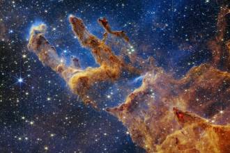 Космическое агентство НАСА поделилось яркими снимками, сделанными телескопом Уэбба, на которых изображен звездный ландшафт, формирующийся в разноцветных облаках межзвёздного газа и пыли.