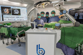 Компания Brain Navi объявила о 100-м случае применения своего нейрохирургического навигационного робота NaoTrac. 100-ю хирургическую операцию провел директор нейрохирургического отделения д-р Хао-Юй Чжуан (Hao-Yu Chuang) в больнице Annan Hospital Тайнаня, Тайвань.