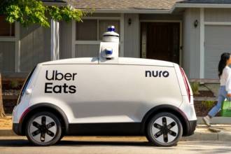 Клиенты Uber Eats в Калифорнии и Техасе вскоре могут заказать доставку еды на вынос с помощью автономного транспортного средства. Uber Eats и Nuro подписали 10-летнее соглашение о внедрении автономных транспортных средств доставки Nuro R2 в Маунтин-Вью, Калифорния, и Хьюстоне, Техас.