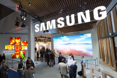 Компания Samsung Electronics представила на выставке ISE 2017 свои передовые решения и в частности, новые дисплеи серии QLED Signage.