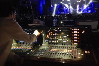Компания Hi-Tech Media при поддержке Yamaha Music Russia провела первые мероприятия в формате FOH-гостиной, где звукорежиссер коллектива СБПЧ Ростислав Кундик в ходе саундчека рассказал о применении консолей RIVAGE в своем сетапе.