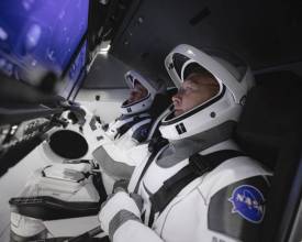 Старт космического корабля SpaceX стал первым в истории, не только потому что осуществлен частной компанией, которая запустила астронавтов в космос, но также и в связи с использованием сенсорных экранов в качестве управления основными функциями корабля.
