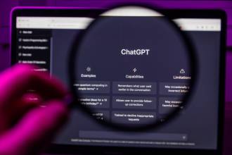 Компания OpenAI, создавшая ChatGPT, объединилась с краудсорсинговым стартапом по кибербезопасности Bugcrowd Inc, чтобы предложить программу вознаграждения за обнаружение ошибок в своих моделях искусственного интеллекта.
