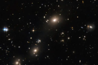 Космический телескоп Хаббл сделал снимок скопления галактик ACO S520, содержащий несколько интересных астрономических находок, в том числе кольцеобразную галактику и пару ярких звезд. Астрономы надеются использовать эти наблюдения для дальнейшего изучения распределения темной материи и обнаружения удаленных объектов с помощью гравитационных линз.