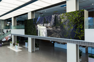 Расположенный в торговом центре Parque la Colina в Боготе, Колумбия, 172-дюймовый microLED экран Samsung The Wall имеет длину 4 метра и ширину 2,26 метра.