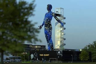 Благодаря объемному сканированию гигантская статуя с движущимися головой и руками будет преобразовываться в гигантские селфи посетителей. Ее можно будет увидеть на выставке IAAPA Expo Europe.