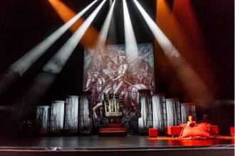 Спектакли в Иркутском драматическом театре станут объёмными благодаря 3D-голограмме. Совсем недавно там закончили установку комплекта из двух 4K лазерных проекторов от производителя Digital Projection.