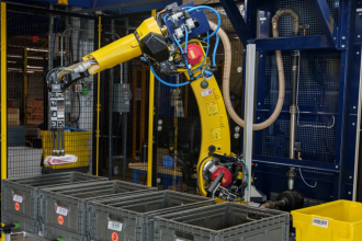 Чтобы сделать свою логистическую сеть более эффективной, компания Amazon.com Inc. разработала две новые автономные системы - роботизированную руку и дрон доставки.