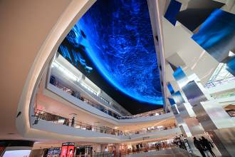 Новый потолочный экран площадью 1200 кв. м в торговом центре в Сиане считается самым большим в Китае светодиодным экраном с шагом пикселя 5 мм. На нем без специальных очков можно смотреть 3D-эффекты в разрешении 24K.